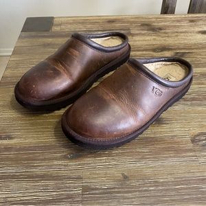 UGG men’s distressed clog leather slipper brown